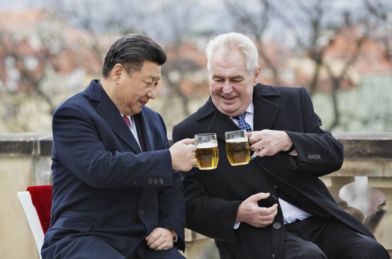 Čínský prezident Si Ťin-pching (vlevo) si na závěr své návštěvy ČR připil pivem s prezidentem Milošem Zemanem.
