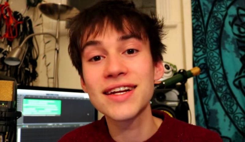 Úspěšný multiinstrumentalista Jacob Collier.