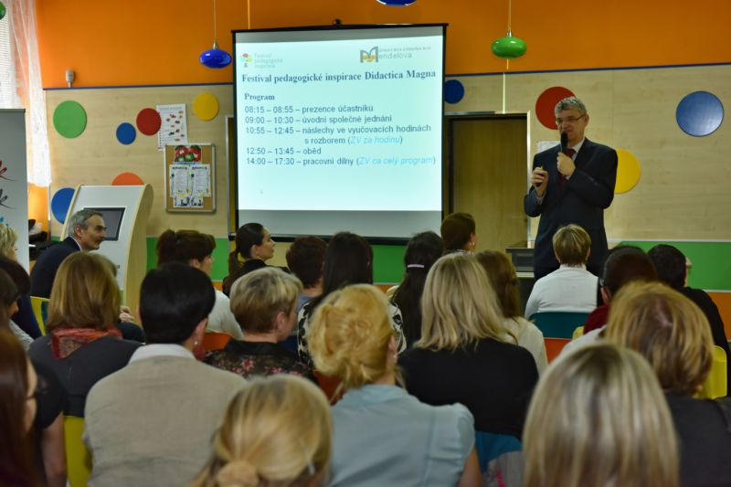 Ředitel ZŠ a MŠ Mendelova Bohumil Zmrzlík při zahájení festivalu.