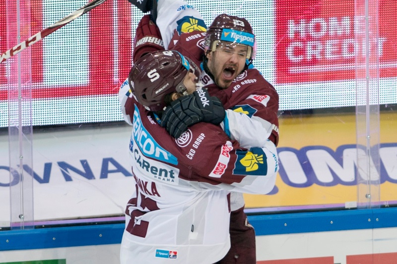 Radující se hokejisté Sparty.