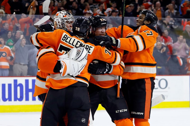 Hokejisté Philadelphie zdolali ve středečním utkání NHL lídra soutěže Washington 2:1 po samostatných nájezdech a upevnili si ve Východní konferenci pozici v postupové osmičce do play-off. 