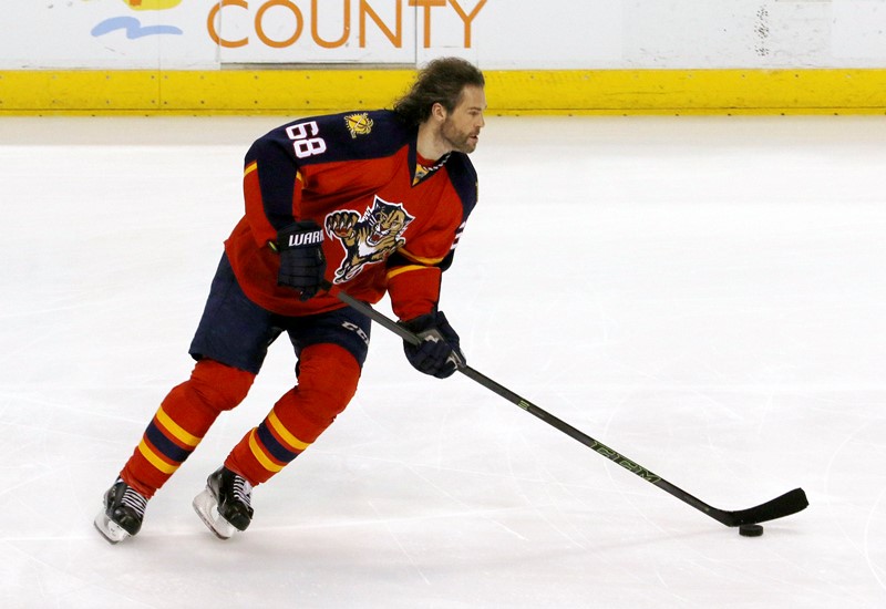 Útočník Jaromír Jágr z Floridy a obránce Michal Rozsíval z Chicaga jsou v NHL v třicetičlenné nominaci na cenu Billa Mastertona za vytrvalost, sportovního ducha a oddanost hokeji. 