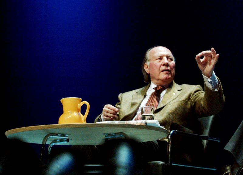 Maďarský spisovatel Imre Kertész, který v roce 2002 obdržel Nobelovu cenu za literaturu, zemřel.