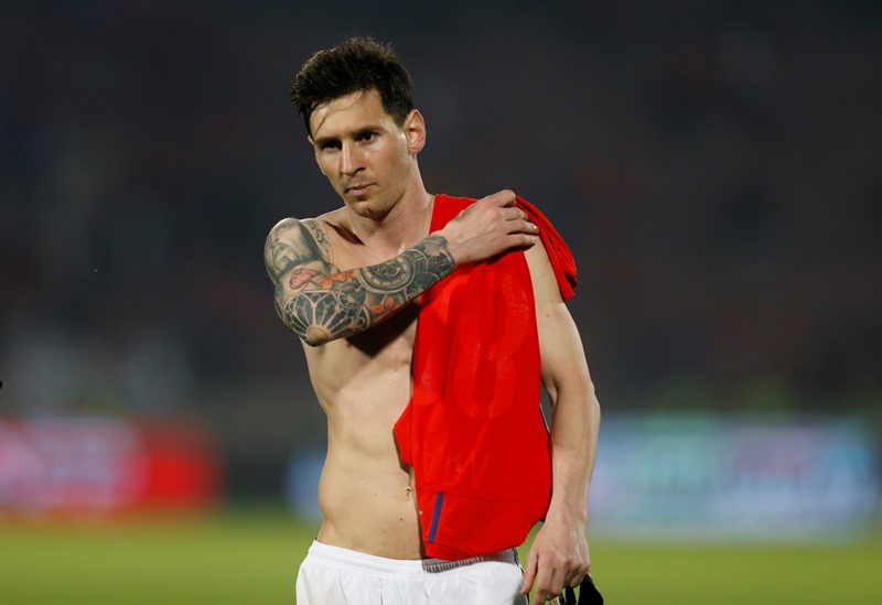 Nejlepší světový fotbalista Lionel Messi tvrdě narazil u Egypťanů, kterým chtěl darovat své kopačky na charitu. Nejlepší světový fotbalista Lionel Messi tvrdě narazil u Egypťanů, kterým chtěl darovat své kopačky na charitu.
