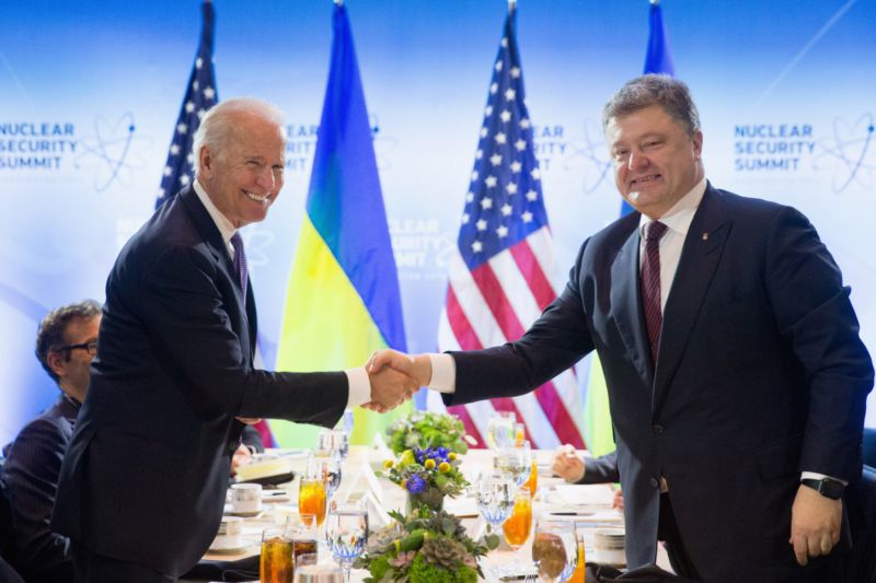 Viceprezident USA Joe Biden a ukrajinský prezident Petro Porošenko. Viceprezident USA Joe Biden a ukrajinský prezident Petro Porošenko.