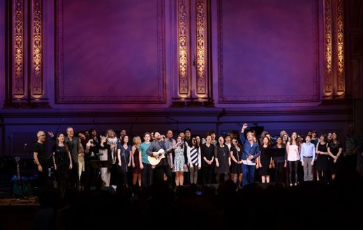 Celá slavná newyorská Carnegie Hall se v jímavém závěru přidala k dětskému sboru.