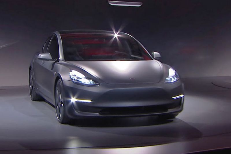 Elektromobil Tesla Model 3 se těší velkému zájmu.