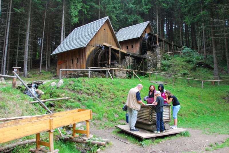 Repliky zlatorudných mlýnů v Hornickém skanzenu u Zlatých Hor.