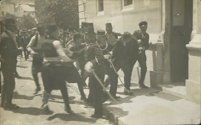 Pohlednice - Gavrilo Princip vlečen na policejní stanici, Sarajevo.