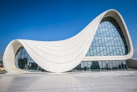 Olympijský plavecký bazén připomínající vlnu na hladině v Londýně.