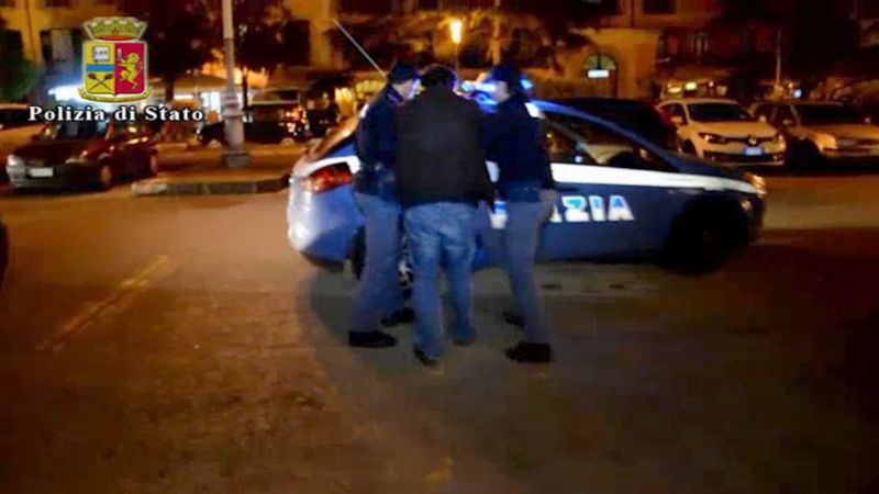 Zatčení muže italskou policií. Zatčení muže italskou policií.