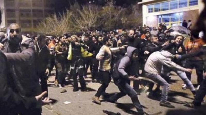 Migranti shodili plot násilím. Migranti shodili plot násilím.
