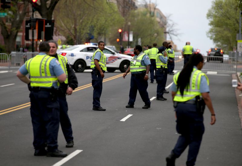 Policisté zajišťující bezpečnost summitu ve Washingtonu.