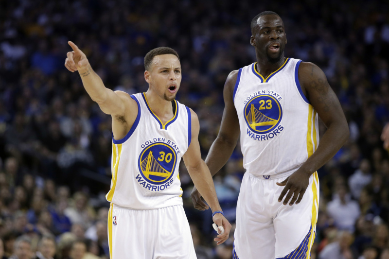 Stephen Curry (vlevo) a jeho spoluhráč z Golden State Draymond Green.