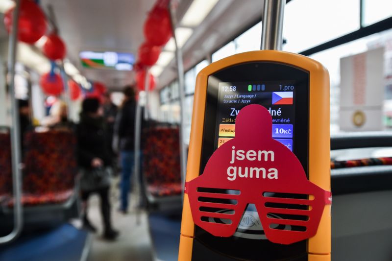 Loni po Praze jezdila osvětová tramvaj varující před virem HIV. Loni po Praze jezdila osvětová tramvaj varující před virem HIV.