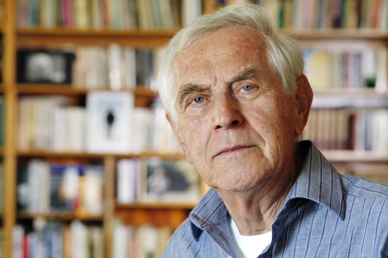 Scénárista, dramatik a autor hry Jiří Hubač. Scénárista, dramatik a autor hry Jiří Hubač.