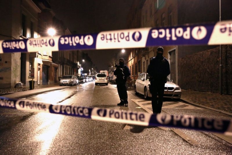 Belgická policie při razii v Bruselu zadržela nyní již obviněného muže (ilustrační foto).