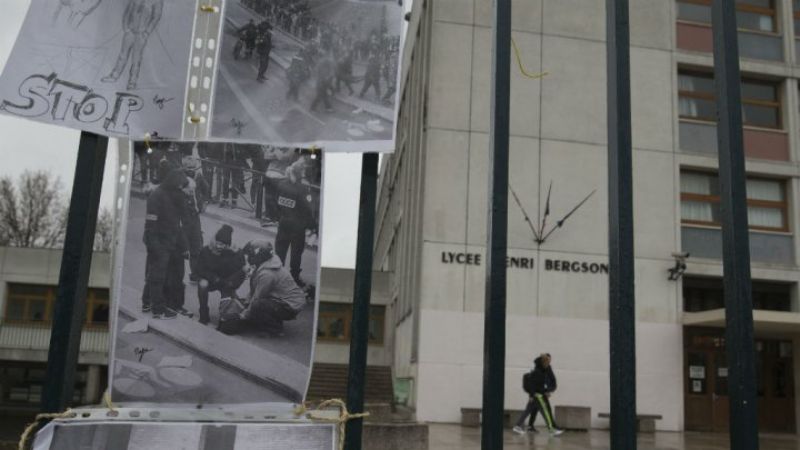 Vystavené fotografie z útoku na studenta na protest proti policejní brutalitě. Vystavené fotografie z útoku na studenta na protest proti policejní brutalitě.