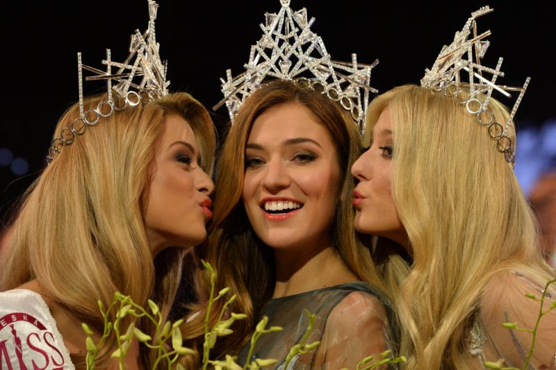Andrea Bezděková (uprostřed) je Českou Miss 2016.