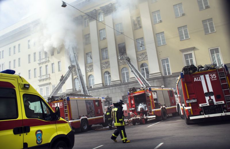 Požár v budově ruského ministerstva obrany v centru Moskvy se rozšířil.