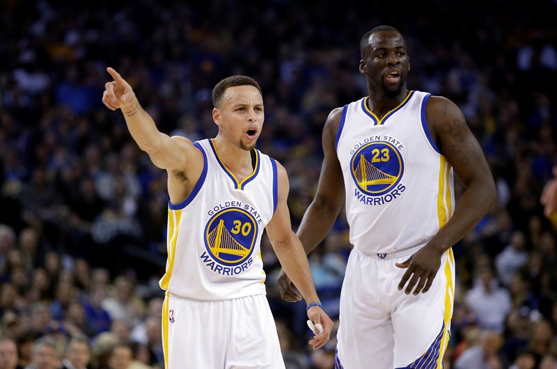 Basketbalisté Golden State se vzpamatovali z ukončení více než rok trvající domácí neporazitelnosti a v neděli znovu před vlastním publikem přehráli Portland 136:111. 