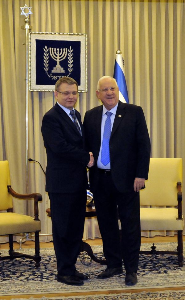 Český ministr zahraničí Lubomír Zaorálek (vlevo) se v Jeruzalémě sešel s izraelským prezidentem Reuvenem Rivlinem (vpravo).