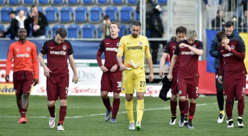 Fotbalisté Sparty po prohře 0:2 nad Slováckem.