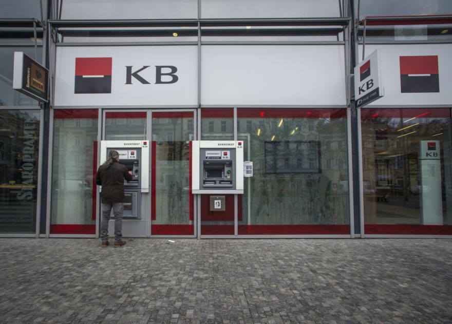 Muž si vybírá peníze z bankomatu Komerční banky (ilustrační foto). Muž si vybírá peníze z bankomatu Komerční banky (ilustrační foto).