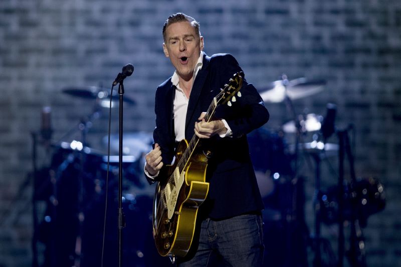 Zpěvák Bryan Adams. 