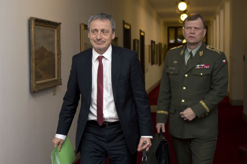 Ministr obrany Martin Stropnický (vlevo) a náčelník generálního štábu české armády Josef Bečvář. Ministr obrany Martin Stropnický (vlevo) a náčelník generálního štábu české armády Josef Bečvář.