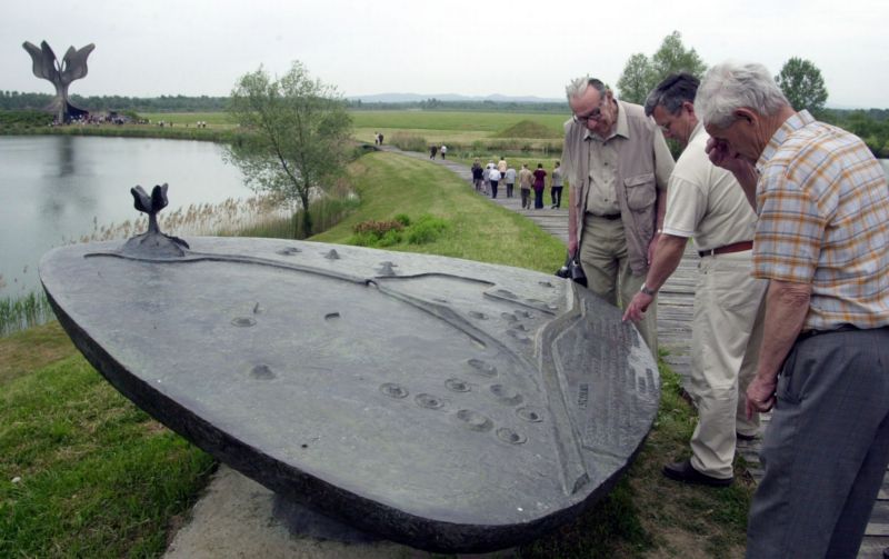 Na snímku plastika s plánem bývalého koncentračního tábora Jasenovac (asi 140 kilometrů od Záhřebu) v Chorvatsku. Tábor, v němž za druhé světové války zahynuly statisíce lidí, bývá někdy označován za balkánskou Osvětim. Na snímku plastika s plánem bývalého koncentračního tábora Jasenovac (asi 140 kilometrů od Záhřebu) v Chorvatsku. Tábor, v němž za druhé světové války zahynuly statisíce lidí, bývá někdy označován za balkánskou Osvětim.