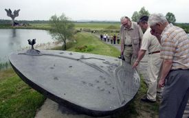 Na snímku plastika s plánem bývalého koncentračního tábora Jasenovac (asi 140 kilometrů od Záhřebu) v Chorvatsku. Tábor, v němž za druhé světové války zahynuly statisíce lidí, bývá někdy označován za balkánskou Osvětim.