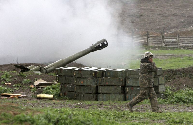 Arménský voják si zakrývá uši při výbuchu v bojích. Arménský voják si zakrývá uši při výbuchu v bojích.