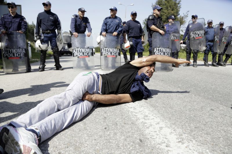 Střet migranta s policií na řecko-makedonské hranici v táboře Idomeni.