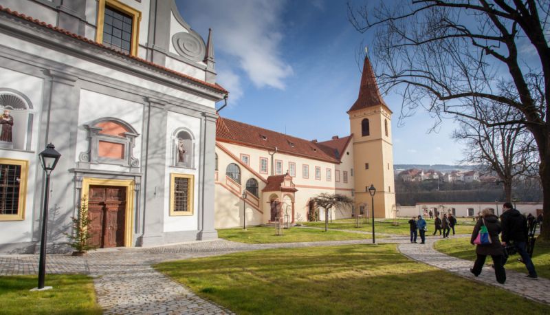 Unikátní trojklášteří se rozprostírá na ploše severního meandru Vltavy a po zdejším zámku je druhým největším památkovým objektem v Českém Krumlově, který patří k nejnavštěvovanějším místům v Česku.