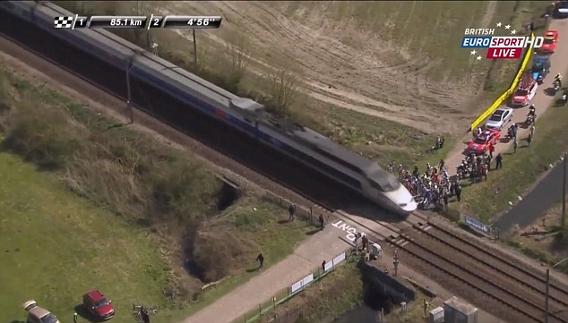 Loňský incident na železničním přejezdu přiměl pořadatele nedělního cyklistického závodu Paříž - Roubaix upravit start slavné jarní klasiky tak, aby peloton tentokrát "nepotkal" žádný vlak.