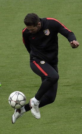 Diego Simeone si na tréninku rozpomněl na svou hráčskou kariéru.