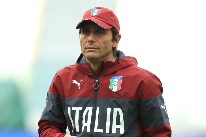 Trenérovi italské fotbalové reprezentace Antoniovi Contemu, který po letním mistrovství Evropy ve Francii převezme Chelsea, hrozí podmínečný trest odnětí svobody za účast v korupční aféře z roku 2010. 
