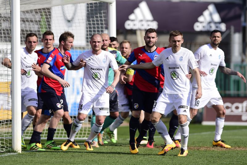 Semifinále MOL Cupu, fotbalového poháru FAČR - první zápas: Mladá Boleslav - Plzeň, 5. dubna v Mladé Boleslavi. Shluk hráčů před plzeňskou brankou při rohovém kopu.