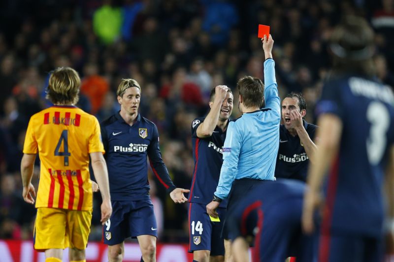 Fernando Torres byl v zápase s Barcelonou vyloučen.