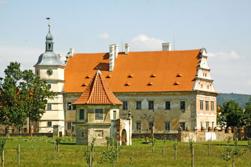 Zámek v Červeném Poříčí vznikl ze starší tvrze ve stylu saské renesance v roce 1611.