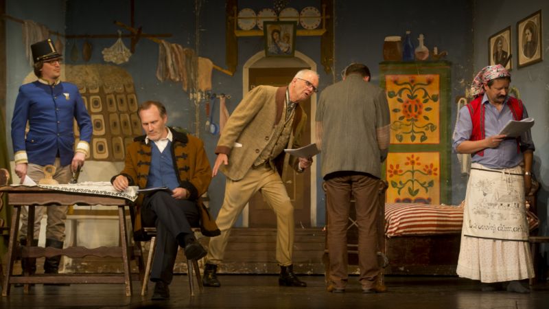 Scéna z první čtené zkoušky divadelní hry Záskok (The Stand-In) Ladislava Smoljaka a Zdeňka Svěráka v anglickém jazyce v Žižkovském divadle Járy Cimrmana v Praze. Scéna z první čtené zkoušky divadelní hry Záskok (The Stand-In) Ladislava Smoljaka a Zdeňka Svěráka v anglickém jazyce v Žižkovském divadle Járy Cimrmana v Praze.
