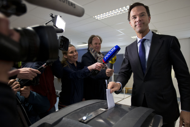 Premiér Mark Rutte hlasuje.
