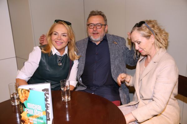 Michal Pavlíček s knihu nechal pokřtít Dagmar Havlovou a Bárou Basikovou.