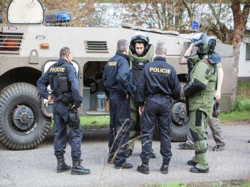 Vojenští a policejní pyrotechnici začali opět pracovat v areálu Vrbětice.