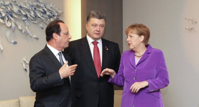 Ukrajinský prezident Petro Porošenko (uprostřed) a francouzský prezident François Hollande s německou kancléřkou Angelou Merkelovou.