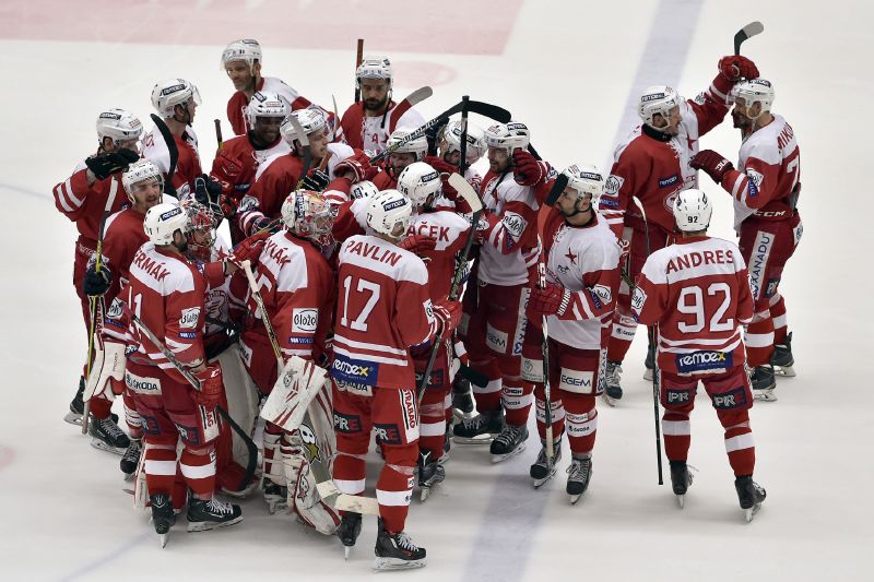Radující se hokejisté Slavie. 