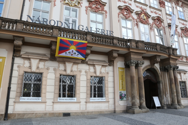 Tibetská vlajka na Národní galerii (ilustrační foto). Tibetská vlajka na Národní galerii (ilustrační foto).