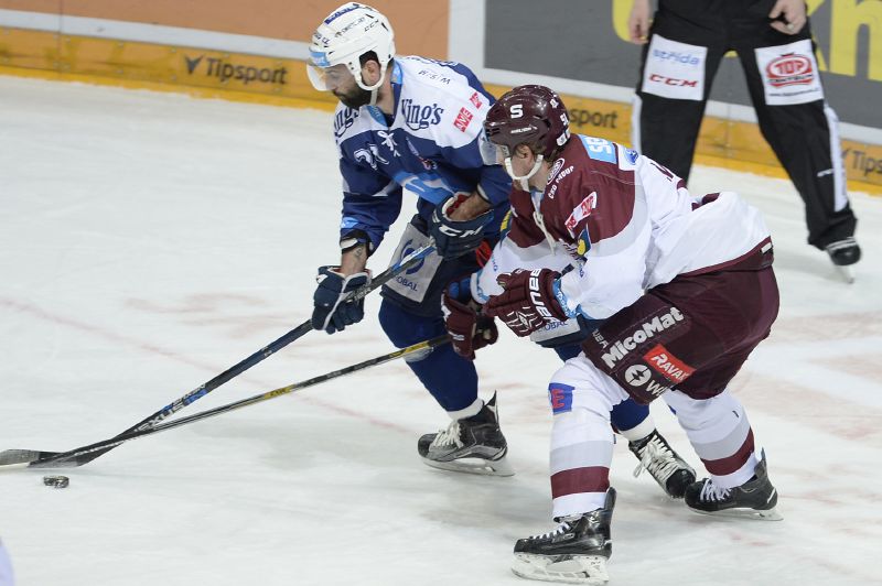 Utkání semifinále play off hokejové extraligy - 5. zápas: HC Sparta Praha - HC Škoda Plzeň 6. dubna v Praze. Plzeňský útočník Tomáš Svoboda (vlevo) a obránce Sparty Jan Švrček.