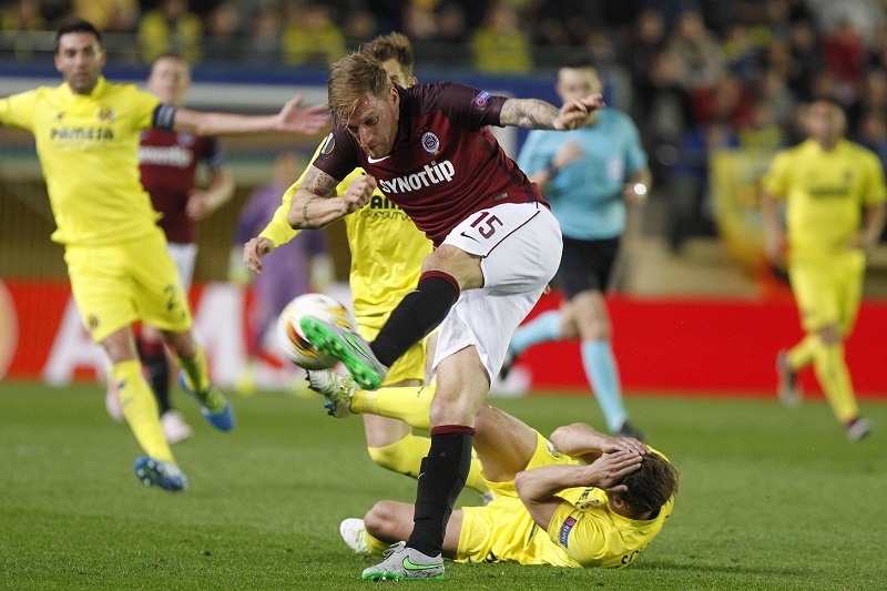 Jediný momentálně použitelný stoper Sparty Radoslav Kováč. 